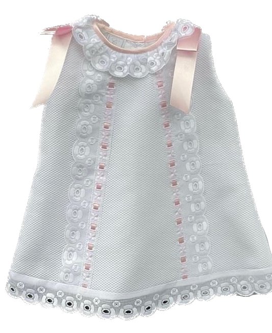 Vestidito piqué Español color blanco con listón rosa